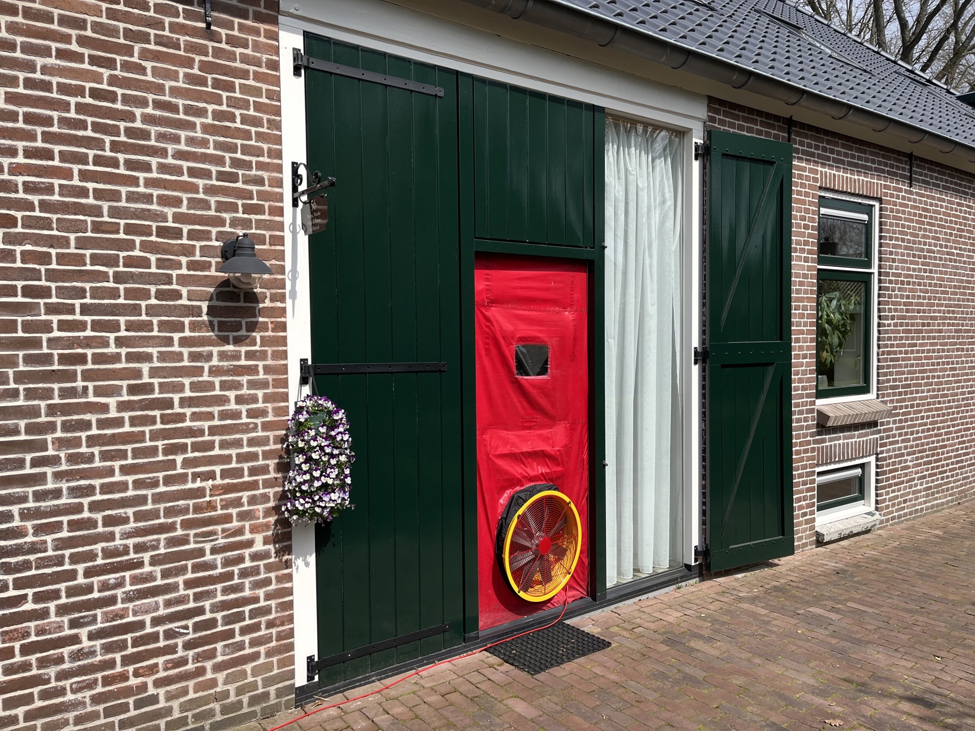 Blowerdoortest bij een gerenoveerde woning in Oosterhesselen in de provincie Drenthe.