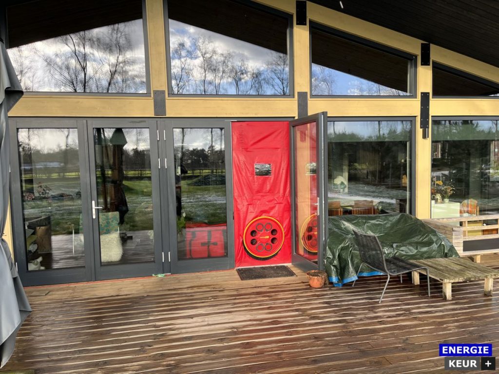 Blowerdoortest bij een nieuwbouw villa in Kootwijk