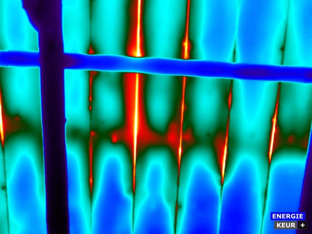 Gebrekkige kierdichting in beeld tijdens een luchtdichtheidsmeting met thermografie en blowerdoor